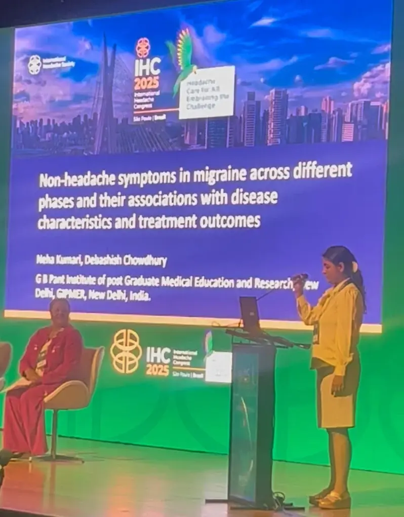 Dr. Neha Pandey presenting migraine research at IHC 2025